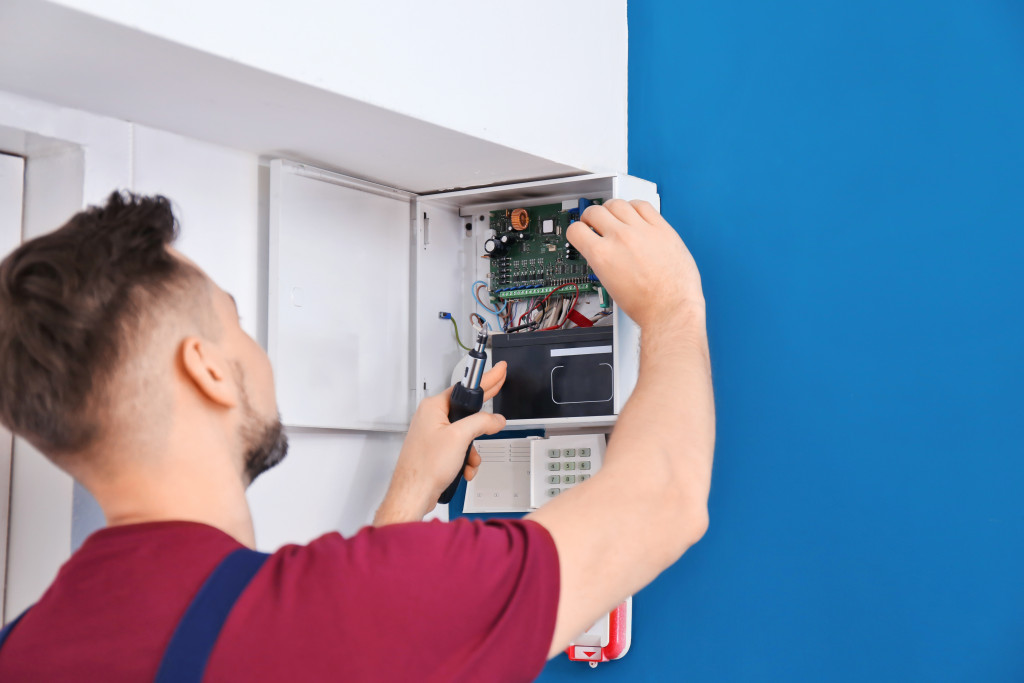 man installing a gadget